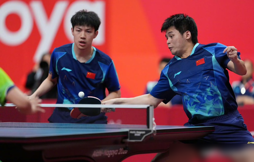 第六局11-1，张本智和被打到不会跑位了。
林诗栋/黄友政1比2落后，硬是连扳三局，把日本主场球迷打得没声了。前三局张本抢得凶，近台压着打，看着要爆冷。结果第四局开始，中国队就干了一件事：球专往俩人中间送。
落点一刁，日本组合跑位全乱，衔接犹豫，最后直接不会打了。张本赛后自己都承认，发球接发球第