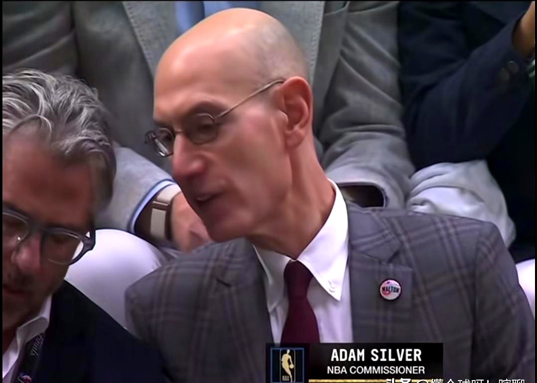 猛龙把系列扳成2-2，肖华亲自到场督战。 这场季后赛堪称荒诞：三分30...