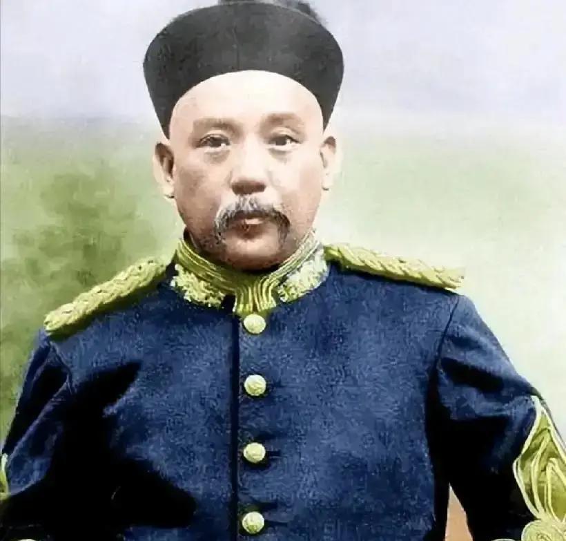 袁世凯的短命和纵欲过度有直接关系。他一生娶了10个媳妇，共生了32个孩子。
 
他靠在烟榻上，感觉自己像一块被掏空的海绵。六姨太刚伺候他吸了两口烟，被他挥手打发走了。他闭上眼，想在云雾里找片刻清静，耳朵却听得真切——窗外回廊下，是七姨太和八姨太在低声争执，大概是为了下个月谁先轮值的顺序。
 
管家老