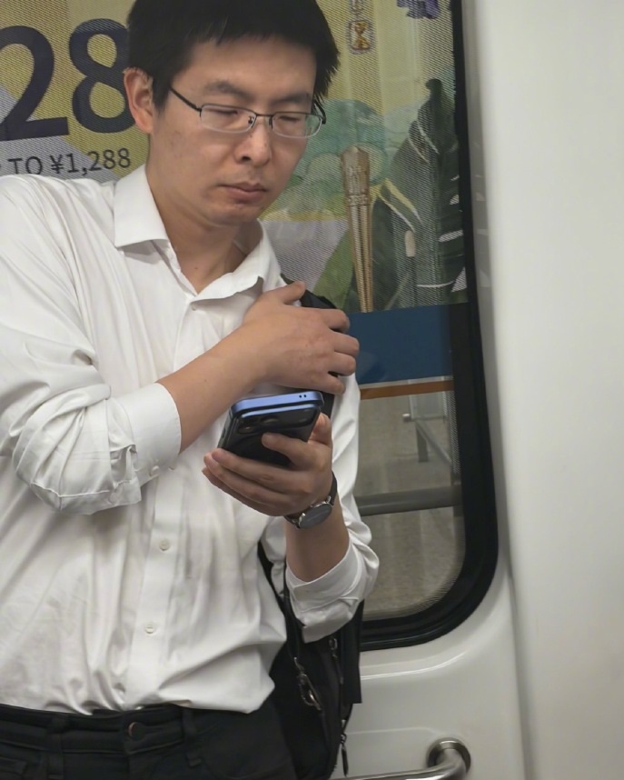 宇树科技老板王兴兴现身机场，独自背包没助理，依旧低调不爱笑。