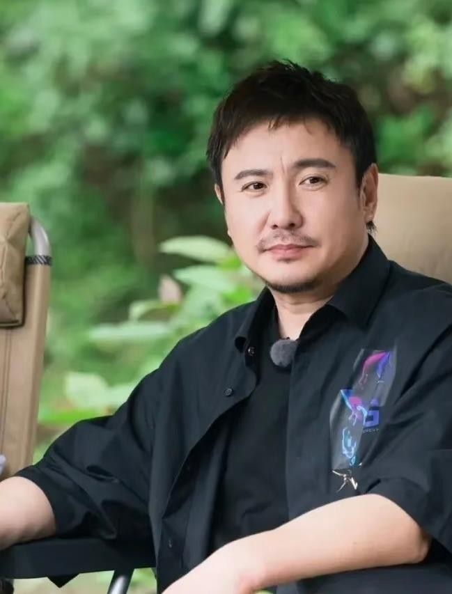 沈腾自曝半年没工作，李小冉问赵今麦“你们还有戏拍”，这两句随口说的话，把影视圈的底裤扒了个干净。前者在《现在就出发》里幽幽地问白敬亭王安宇“都在哪儿找的工作”，后者在《你好星期六》听到赵今麦要赶回横店，脱口一句“你们还有戏拍”，直接把对方问得不敢接话。这俩人缺戏拍吗，不缺，缺的是让他们愿意点头的本子