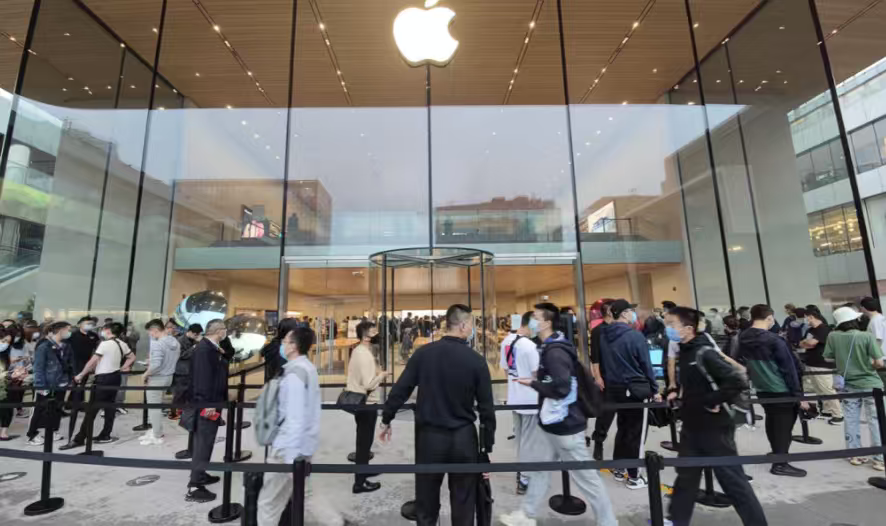 9月以来，三个消费信号同时出现：天价月饼崩盘，千元礼盒暴跌76%；年轻人不挤热门景点，转奔小县城，预订量月增超60%；iPhone 18预约破700万，起售价近万照样爆。看似矛盾的三件事，指向同一个真相：消费没有降级，只是换了方向。

说白了，九月消费市场出现三组看似矛盾的现象，天价礼盒崩盘、小城旅