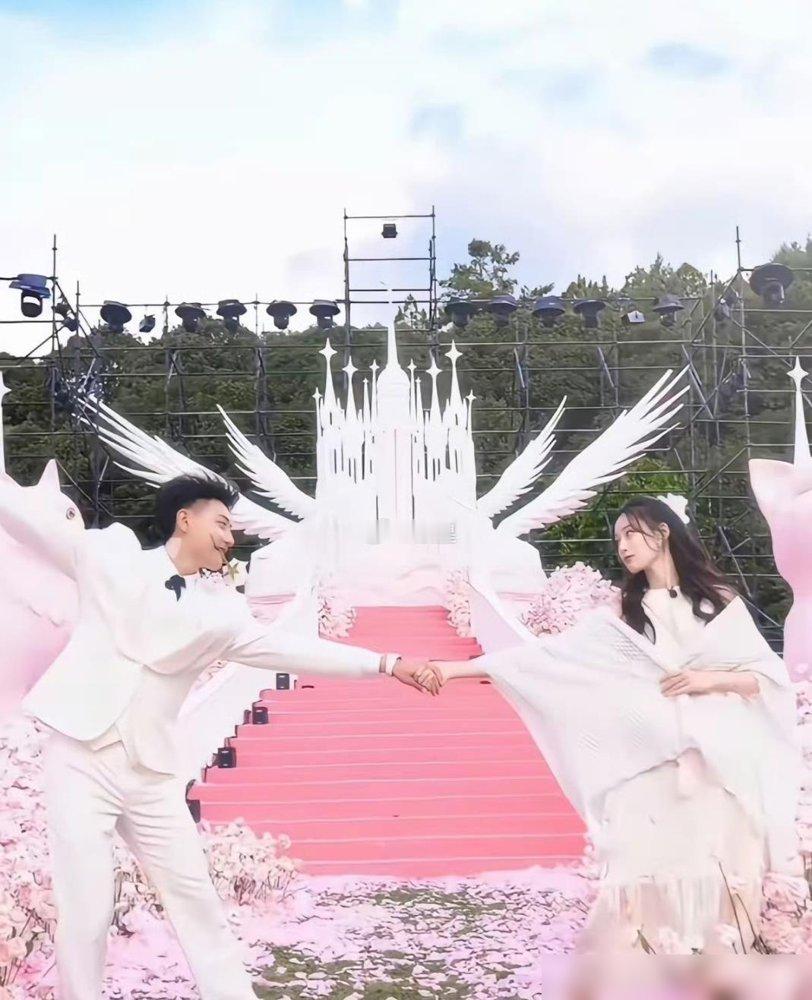 黄子韬徐艺洋憋了两年，最后被一张背影照炸出来了。
海边那张照片，徐艺洋牵着个两岁多的孩子，配文“爱的人都在身边”。评论区直接炸锅，因为之前俩人辟谣辟得那叫一个狠，穿平底鞋说没怀，戴披肩说角度问题，粉丝帮着控评，结果全是打脸素材。
昨天直播徐艺洋自己全招了：孩子2024年生的，她怀胎十月剖宫产，中