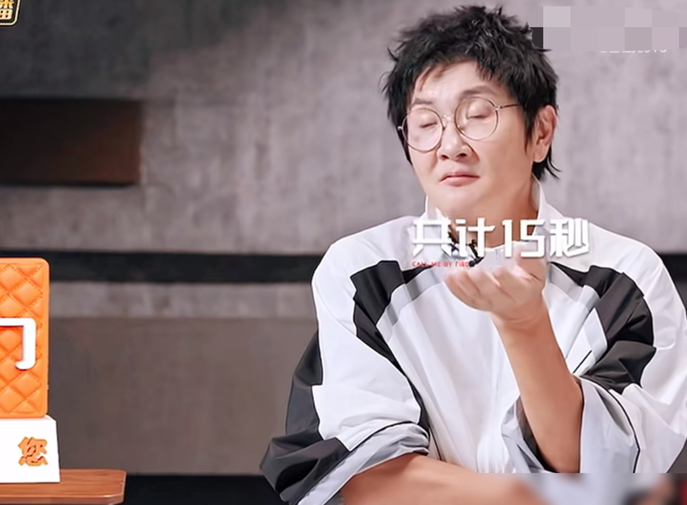 孙楠选人，十几秒结束战斗。
《披荆斩棘》五公组队，别的队长还在纠结，他直接把绶带甩给阿云嘎，顺手把躺平的张彬彬薅了起来。张彬彬脊柱有伤，跳不了高强度唱跳，孙楠早就想好了，让曾辉顶上。选曾辉的理由更绝，二公时孙楠跟他说过一句你都没看我一眼，曾辉记到现在。
57岁的人，不跟你谈情怀，也不扯最强阵容。