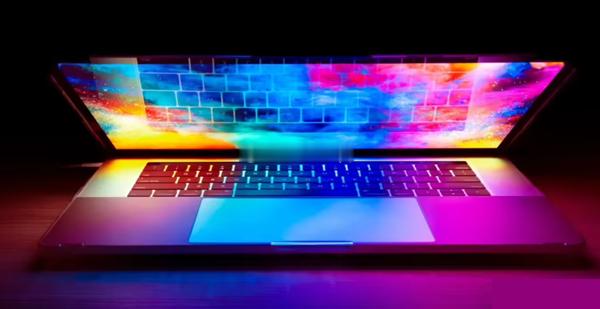「等等党赢麻？传苹果下月推大改款 MacBook Pro：首款触屏、叠层 OLED、还大幅减重」
据彭博社马克·古尔曼爆料，苹果会在 11 月底前端出深度重新设计的 MacBook Pro，这代变化被他称为近几年改动幅度最大的一代。先说清楚，这是爆料、未官宣，真机外观图也还没有。
爆点有几个：Mac 系列历史上第一款支 ​