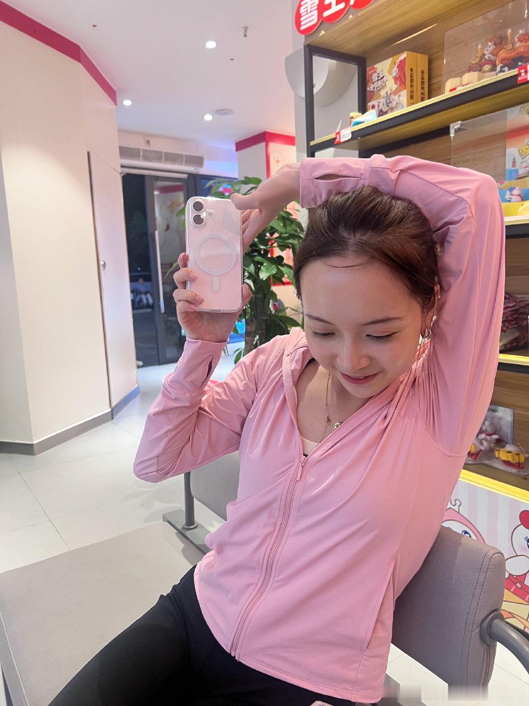 这个假期不靠妈妈 20岁靠自己换了一台iPhone17 开始工作才知道赚钱多么不易 我要努力工作 为自己和妈妈提供更好的生活 ​