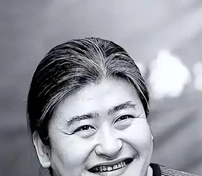 那英2011年因为一条“警车开道”的微博被几千网友骂到连夜发道歉声明，2026年9月26日她工作室发了一条悼念刘欢的微博，评论区风向变了。
这事得从头说。那英这些年得罪的人，一只手数不过来。2001年4月29日，中国流行歌曲排行榜颁奖典礼在南京举行，田震票数领先却没拿到奖，那英拿了。田震当场摔话筒走
