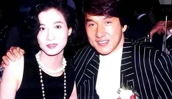 网上那些“成龙悄悄给女儿吴卓林交房租”的温馨戏码，终究还是被吴绮莉亲口撕了个粉碎。
之前不少人还在感动，说到底血浓于水，老了总会心软，甚至传得有鼻子有眼，说什么找了中间人给生活费、资助女儿搞设计。
结果吴绮莉在伍咏薇的访谈里，被问到成龙到底有没有给过支援。
她答得干脆利落：从来没有。
七个字