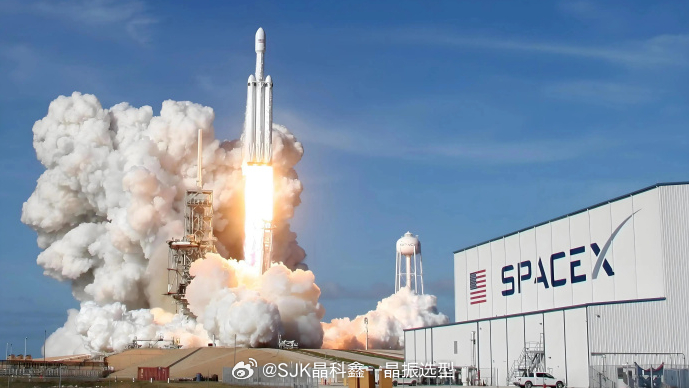 马斯克又把AI当成印钞机了？😂SpaceX最新一季营收145.8亿美元，同比增长161%，净利润44亿美元，成功扭亏为盈。

他们的收入是火箭发射，一单一单收钱；星链靠全球用户每月交网费，持续进账；现在，马斯克又盯上AI算力这块大蛋糕。AI公司训练模型、运行应用，都需要大量GPU算力。SpaceX提供算力服务， ​