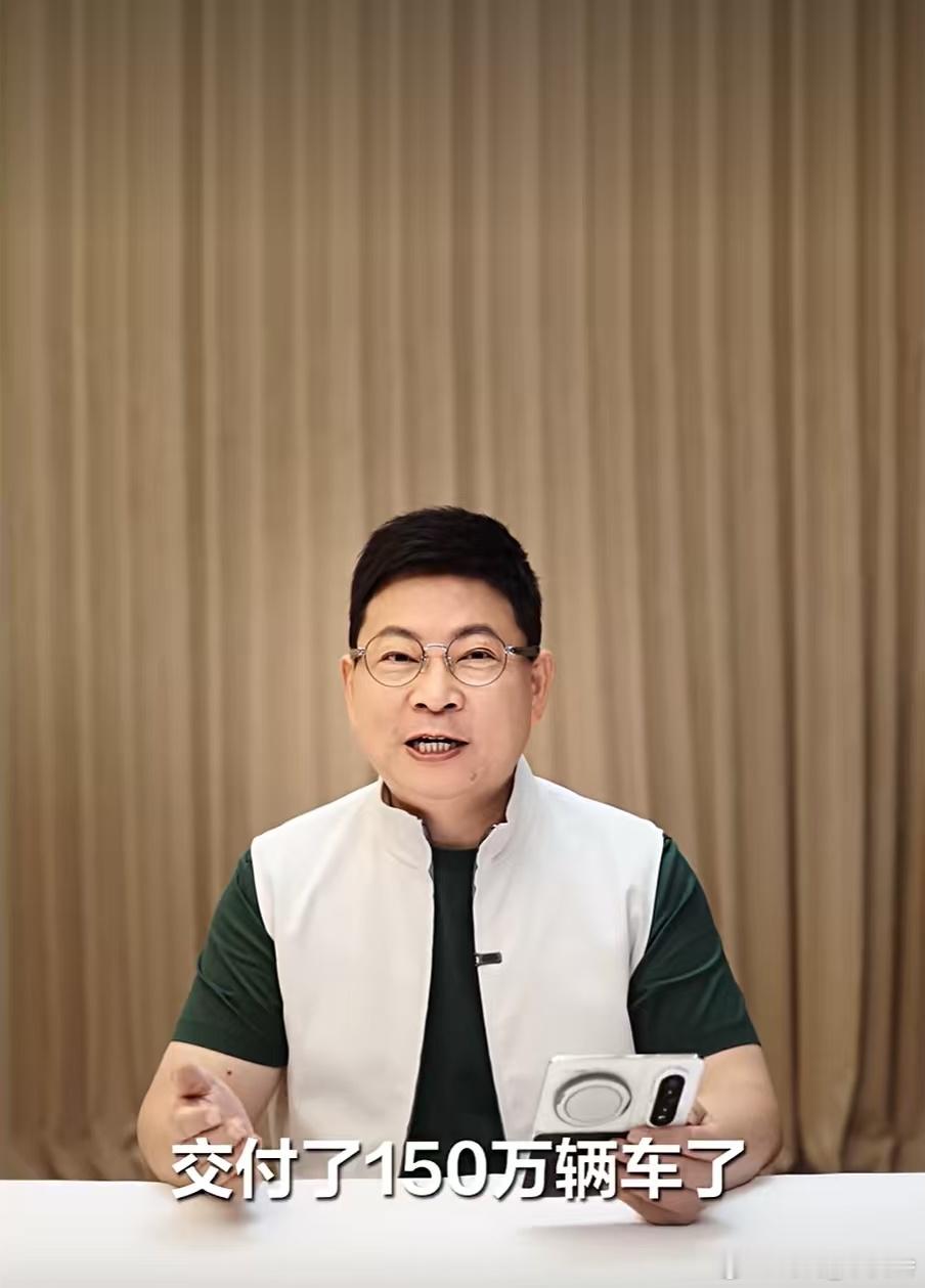 这次成都车展，鸿蒙智行打出了“一界一生活”的主题。什么意思呢？就是把五界产品和不同的生活方式对应起来。成都这座城市本身就有很强的烟火气和生活感，把产品和本地生活场景绑在一起讲，比单纯讲参数更容易让人产生共鸣。比如尊界对应的是高端商务出行，享界对应的是家庭品质生活，智界和问界对应的 ​