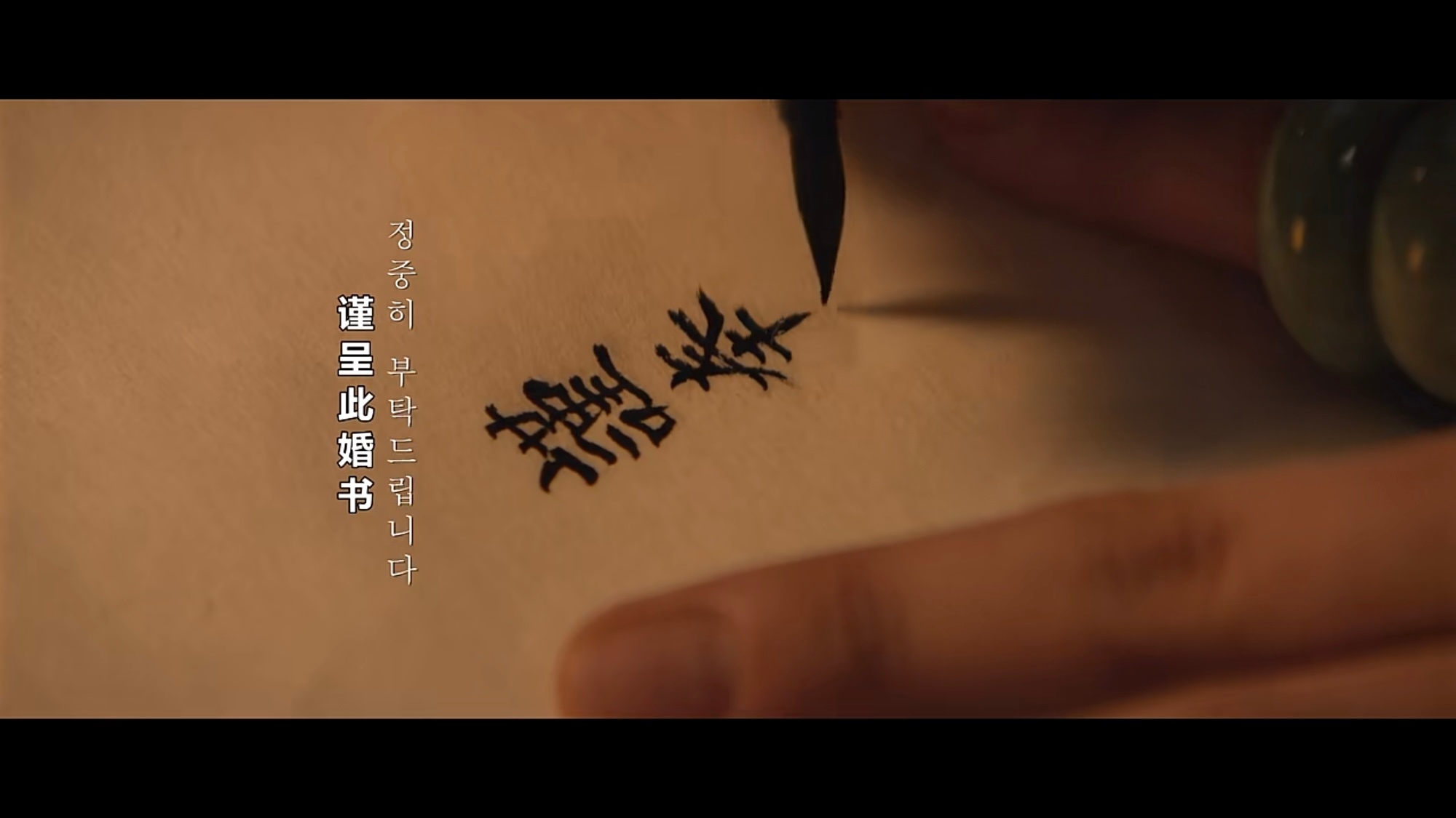 每次韩剧登上大眼rs，必是高分剧闭眼看，速刷挑情丑闻[doge]
相比20多年前小裴主演的电影，男主选角显得没那么突出，一番反而是堂姐孙艺珍当仁不让，女神依然那么美[噢耶]本来没咋get到女二的颜，不过，让rs炸锅的船戏部分，女二微表情真是楚楚动人我见犹怜[求关注]
剧情跟影版走向出入有些大，想不到 ​