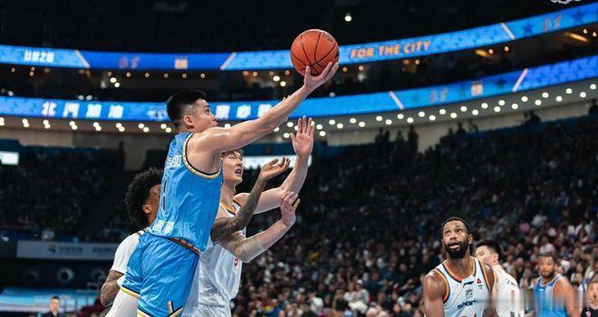 CBA季后赛半决赛迎来关键的“天王山之战”，上海男篮客场以81-66大...