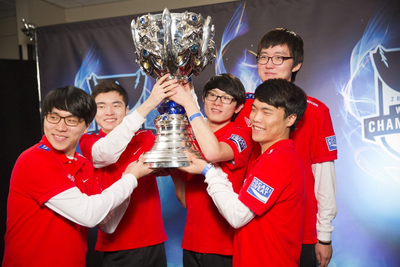 【🏆】十三年前的今天 / SKT赢得了他们的第一个世界赛冠军 Faker第一个S赛冠军

#英雄联盟# ​