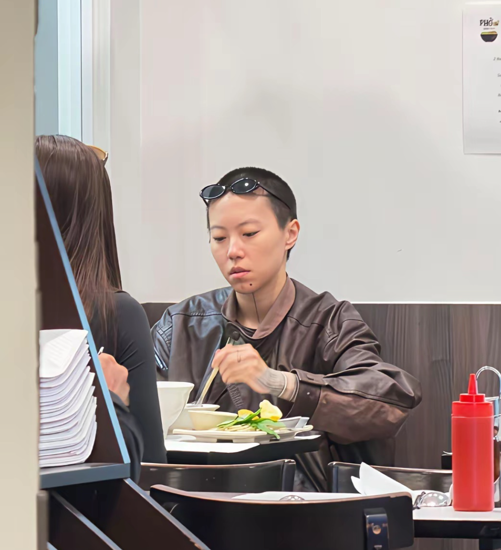 29岁窦靖童在法国巴黎一家餐馆吃汤面
到底是北京长大的娃啊，哪怕去了法国，也是汤面顺嘴
有人说窦靖童这种有纹身的中性打扮很酷，在我看来，酷，本身也不是什么好词，是炒起来的概念。许多坏东西，就是借着“酷”的概念进行炒作、推广、诱导，比如说还有所谓的潮
抽烟，纹身，穿潮服，这都是个人的偏好，并不难做到，