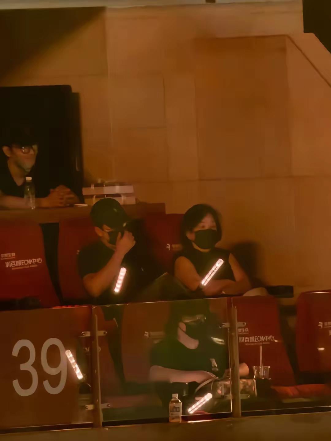 李宇春收官场，镜头扫过包厢，肖战举着手机，拍的居然不是舞台，是他爸妈望向舞台的背影。
没口罩，没保镖，穿一身休闲装，跟爸妈窝在包厢里。音乐一起来，他跟着晃，彻底没了顶流那个架子。
演出前他送了花篮，黑金配色，手写八个字：春暖艳阳天，岁岁平安。谢的是李宇春当年的知遇之恩。
台上是别人的梦想，台下