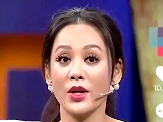 两个人连架都没吵过一次，婚姻却硬生生走到了头，宁静这段跨国过往，比那些撕破脸的狗血剧更戳人心里那块软肉。
当年拍戏认识保罗·克塞，她一句利索的英语都讲不出来。对方在片场帮她搬道具、放慢语速比划着交流，结了婚见她吃不惯西餐，大男人还专门买了筷子试着捣鼓中餐。
这些掏心掏肺的体贴全是真金白银的付出，