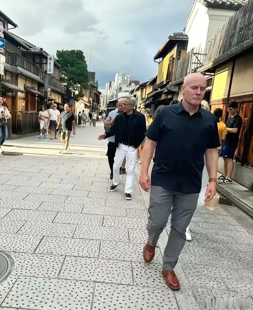 63岁英伟达总裁黄仁勋在美国旧金山街头被偶遇，他的穿衣打扮挺时尚的，脚上穿的鞋是爱马仕配货，即使他很有钱了，依然要穿太太的配货。 ​