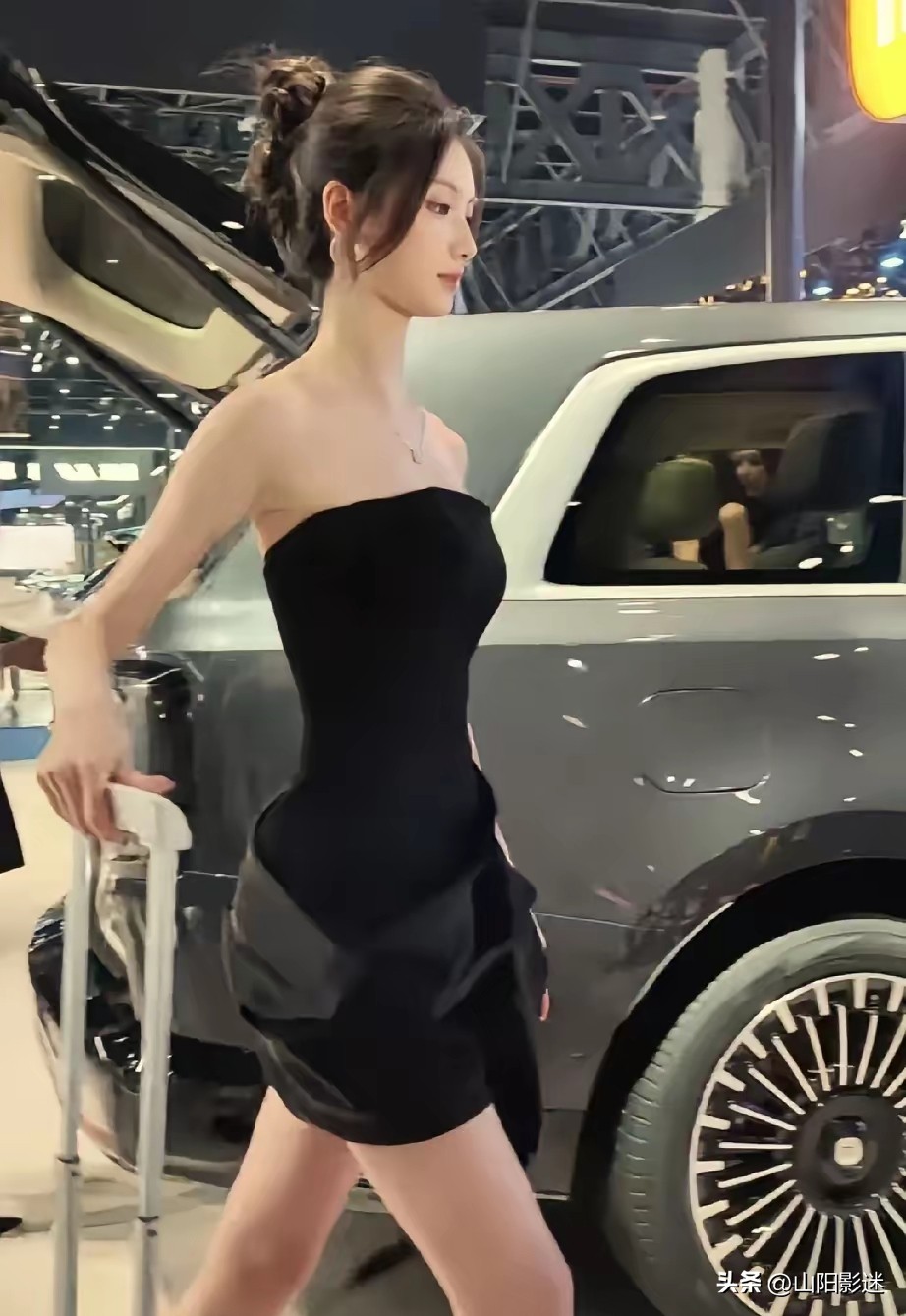 成都车展上，小米展台再次成为“围城”——想挤进去看车，得先穿过人墙。网红模特琳园长团队的到场拍摄，又为这份热度添了一把火。

有人说小米会营销，但更准确的说法或许是：小米怎么做，都有流量。免费送折扇和矿泉水，别人做是促销，小米做是“精准拿捏痛点”；把展台布置成大熊猫主题、车内摆龙门阵，别人做是策划，