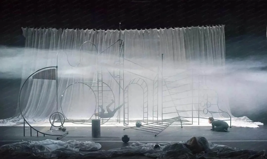 设计师以最恰当的力量，将观众带入意境。