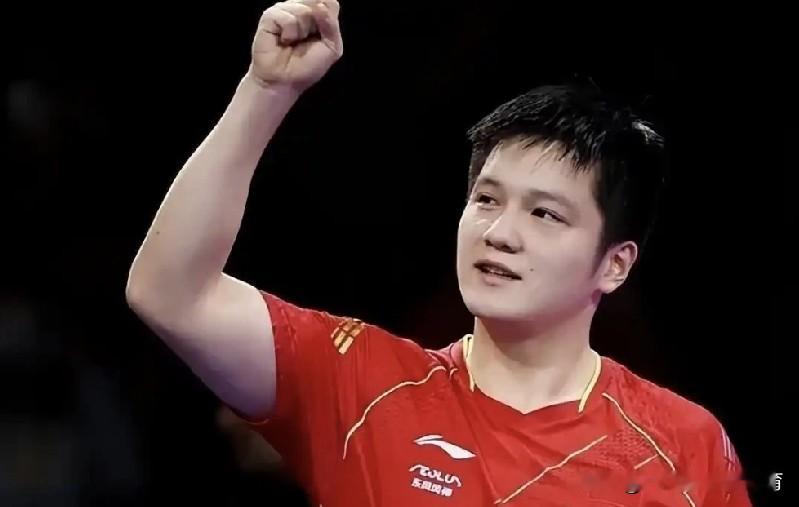 樊振东穿红色新队服亮相杜塞尔多夫俱乐部，一开口流利英文点评新队友，球迷直接炸锅：“小胖英语啥时候这么溜了？”

别只盯着球技，这才是顶级运动员的隐藏竞争力！语言不仅是沟通工具，更是融入团队、掌控赛场的软实力。从“啃外语”到“秀外语”，樊振东用实力证明：冠军的进化，从不只在球台之上。你以为他在打球？不