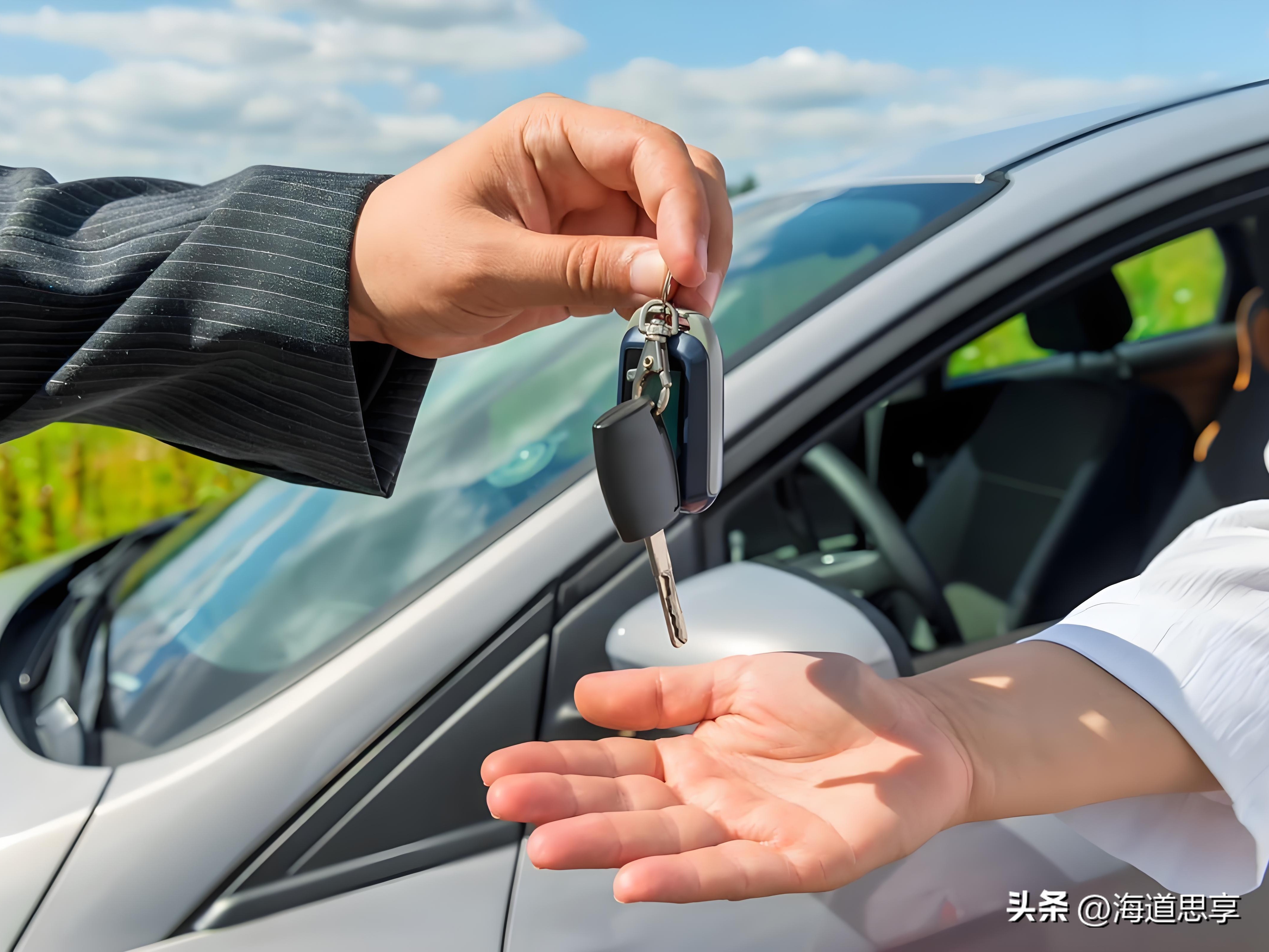 以前觉得「开30万内的车，出门矮半头」。

真用起来才发现：纯属自己骗自己。

周末带一家子出去，朋友的理想L6、问界M6往那一停，老人上车夸「这车真宽绰」，孩子往后排一躺直接睡着。

高速上自适应巡航+车道保持替你扛疲劳，城里泊车雷达比老司机还稳。

这些体验，跟「车标贵不贵」已经没多大关系。