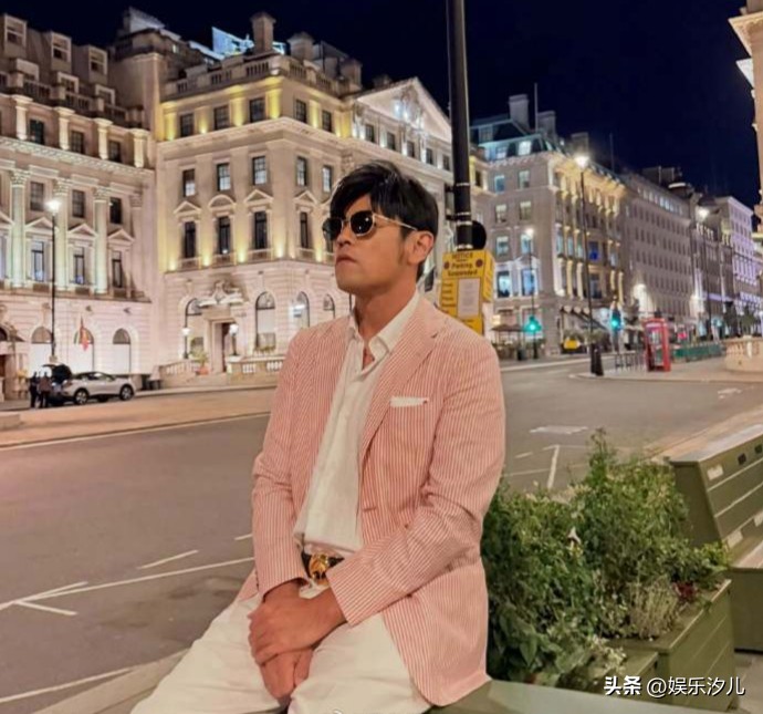 周杰伦拒绝打球签名拍照


周杰伦拒球场签名！打球变表演赛太心累，幽默喊话“赢吴尊6:0再约”。宠粉有底线，追星请守住私人边界！
私生活娱乐的时候不想被打扰。大家认为合理吗？