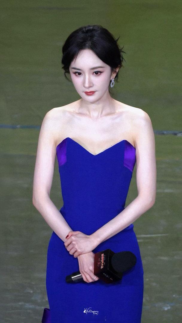 杨幂低胸深V❤️好身材 ​