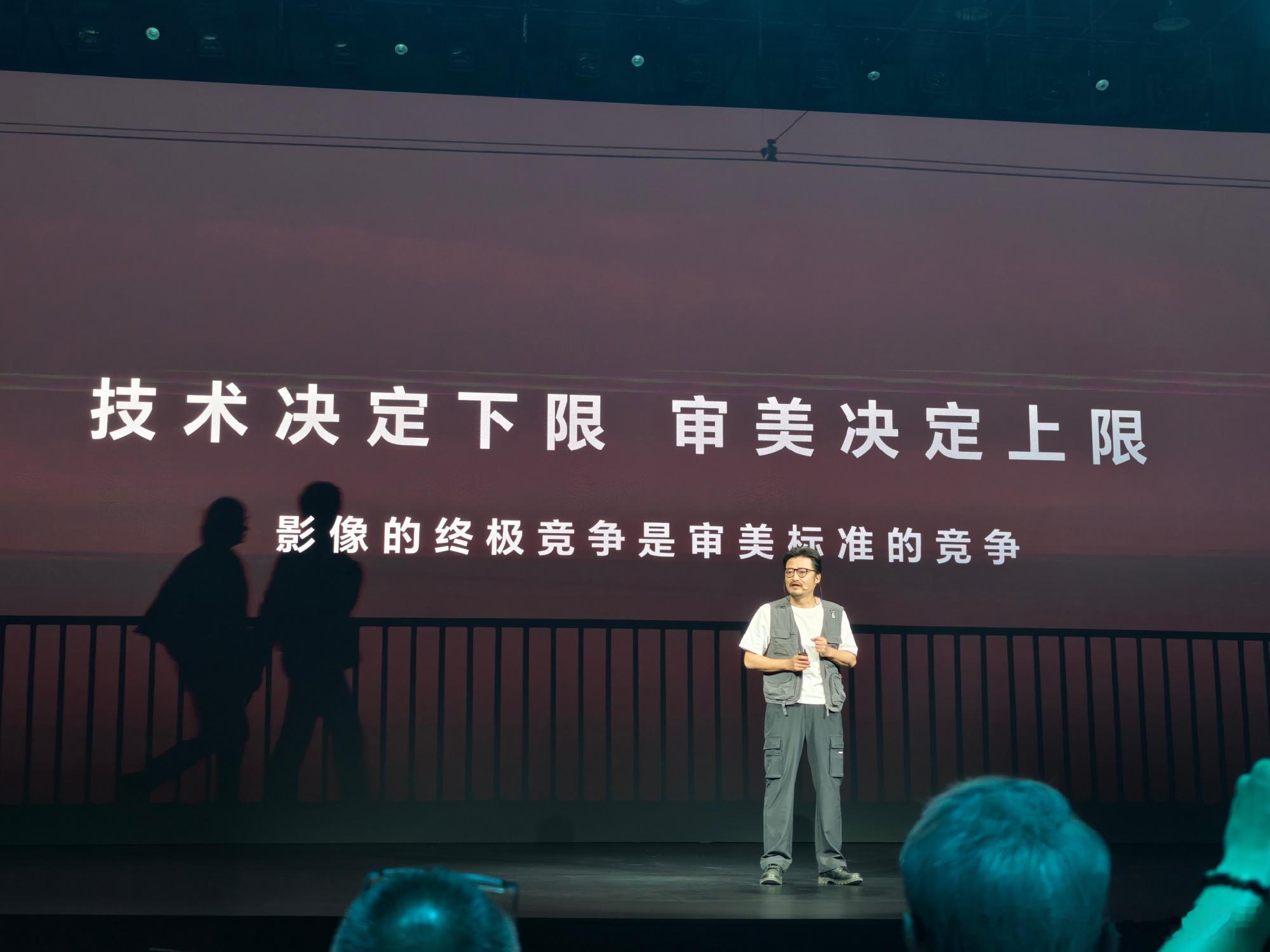 荣耀Robot Phone智能云台，搭配与ARRI的深度合作，补齐移动...