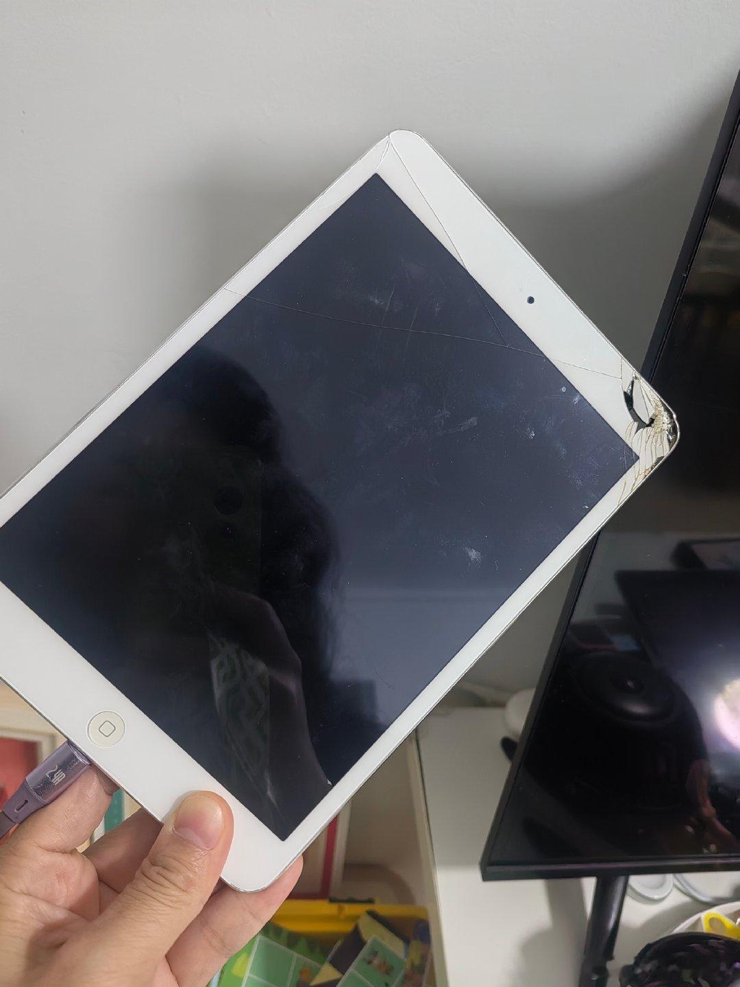 初代的ipad，2013年出的mini款，我居然都找不到购买记录了，给了我妹用，但是屏幕也是裂了，密码也不记得了，家里的苹果充电器也找不到，家里的东西要保护好只能藏起来，有娃简直是哪哪都得搞破坏。。。明天带去公司刷机[泪][泪][泪] ​