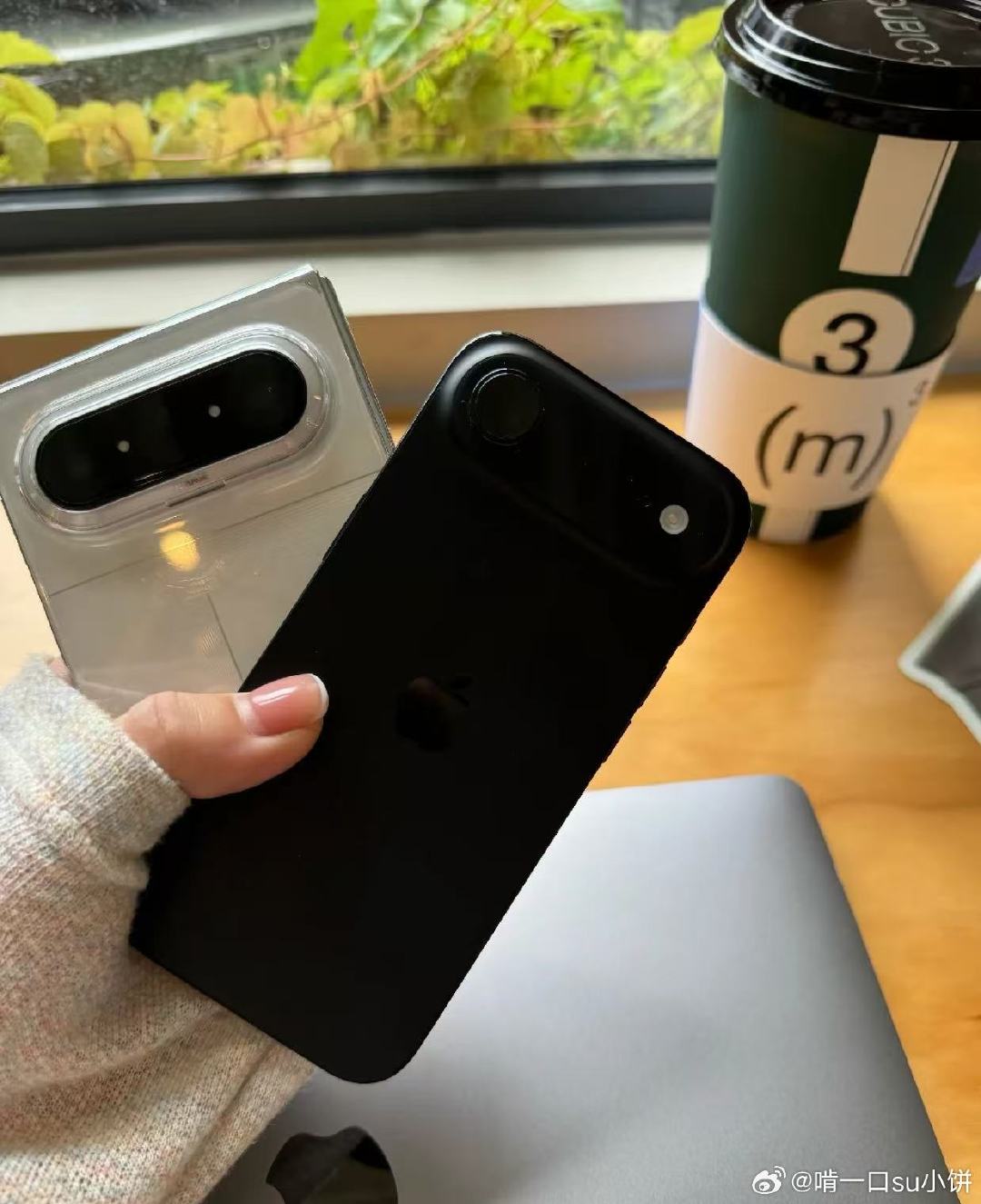 #苹果用户换华为# 双持党真实日常：裤兜左边iPhone右边华为阔折叠，走路自带下坠感[允悲][允悲] 但是！改方案用阔折叠大屏是真的爽，回家刷剧切回iPhone，各干各的，谁也别卷谁 ​