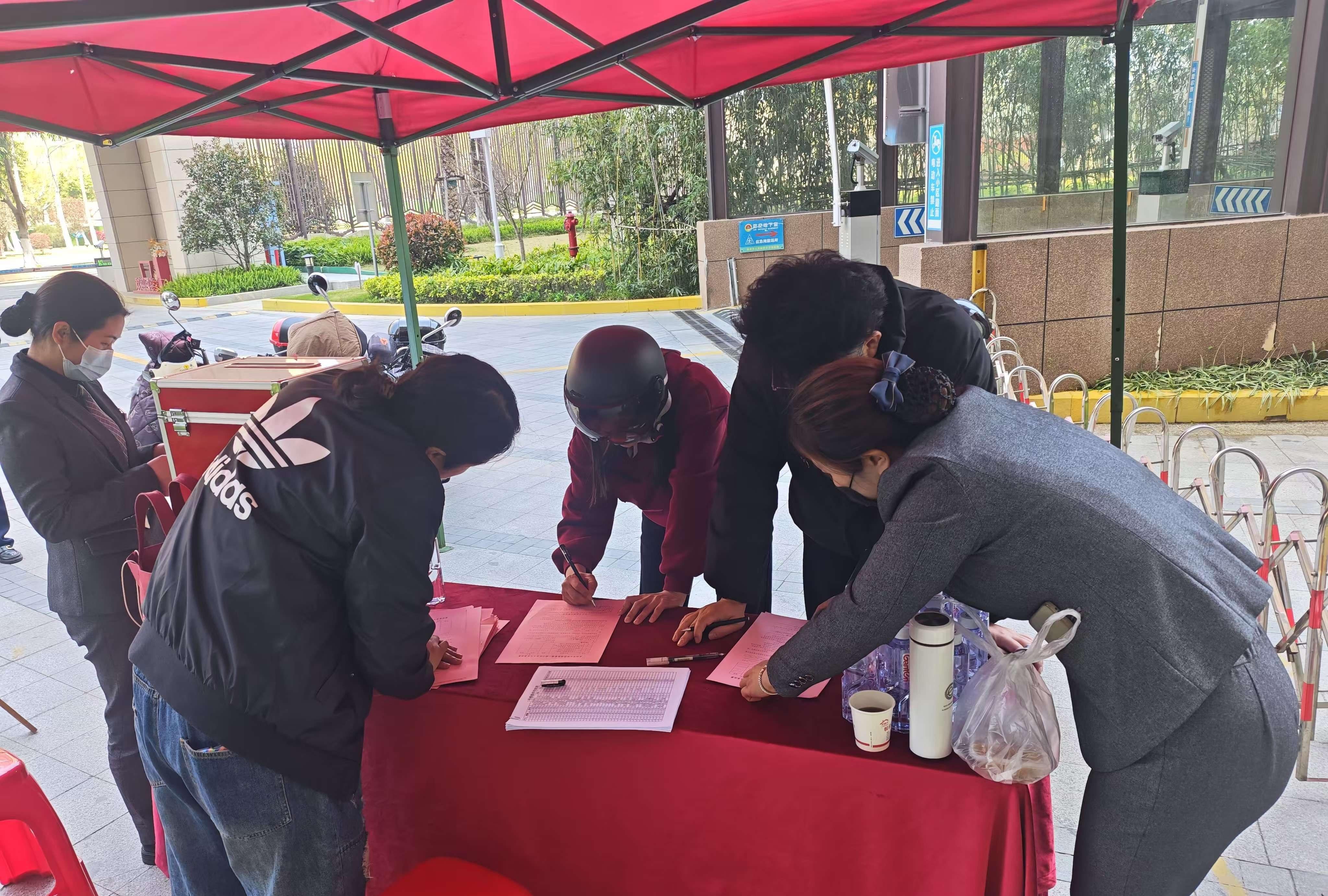 山东一小区被物业抛弃后，1300 户居民一气之下决定自己当家。他们实行每户一天一块钱的土办法，谁也没想到，仅仅过了半年，这个 “无人管” 的穷院子，竟然比对面年费三千多的大牌小区还要干净利落！

一个小区没有物业，日子会变成什么样？

山东这处有1300多户居民的老小区，曾经就经历过这样的混乱：垃圾