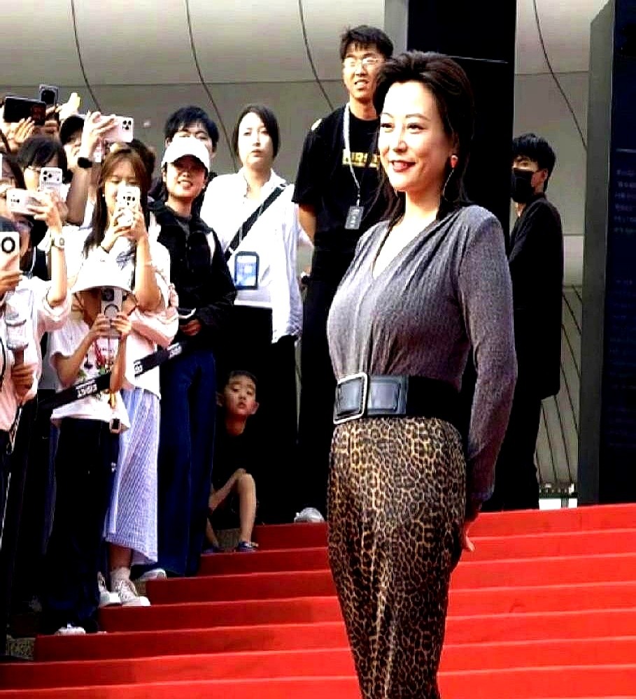 47岁的郝蕾在镜头前撂下底线：绝不为了迎合谁去饿肚子。

圈里总盯着女演员的腰围看。郝蕾偏不吃这一套。

她直接把话挑明了。观众和导演早就看腻了干瘪的躯壳。大家想看的是活生生的人，是屏幕里透出来的生命力。

人到中年，长点肉再正常不过。比起天天盯着体重秤，她把力气全花在了琢磨戏上。

手里端着真本事
