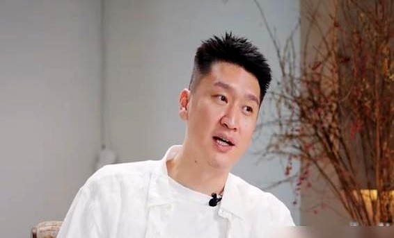杜锋天天顶着黑眼圈去球场，罪魁祸首竟然是同屋孙悦的床。

2005年亚锦赛，睡眠极浅的杜锋被呼噜声硬生生劈醒。他翻身坐起，盯着旁边睡得正香的孙悦熬到天亮。换成王仕鹏同住，照样整宿熬鹰。全队最后全躲着走，没人敢和他同屋。

这动静全拜一次肘击所赐。孙悦早年鼻梁骨被对手干断，当时连矫正手术都没做，咬牙硬