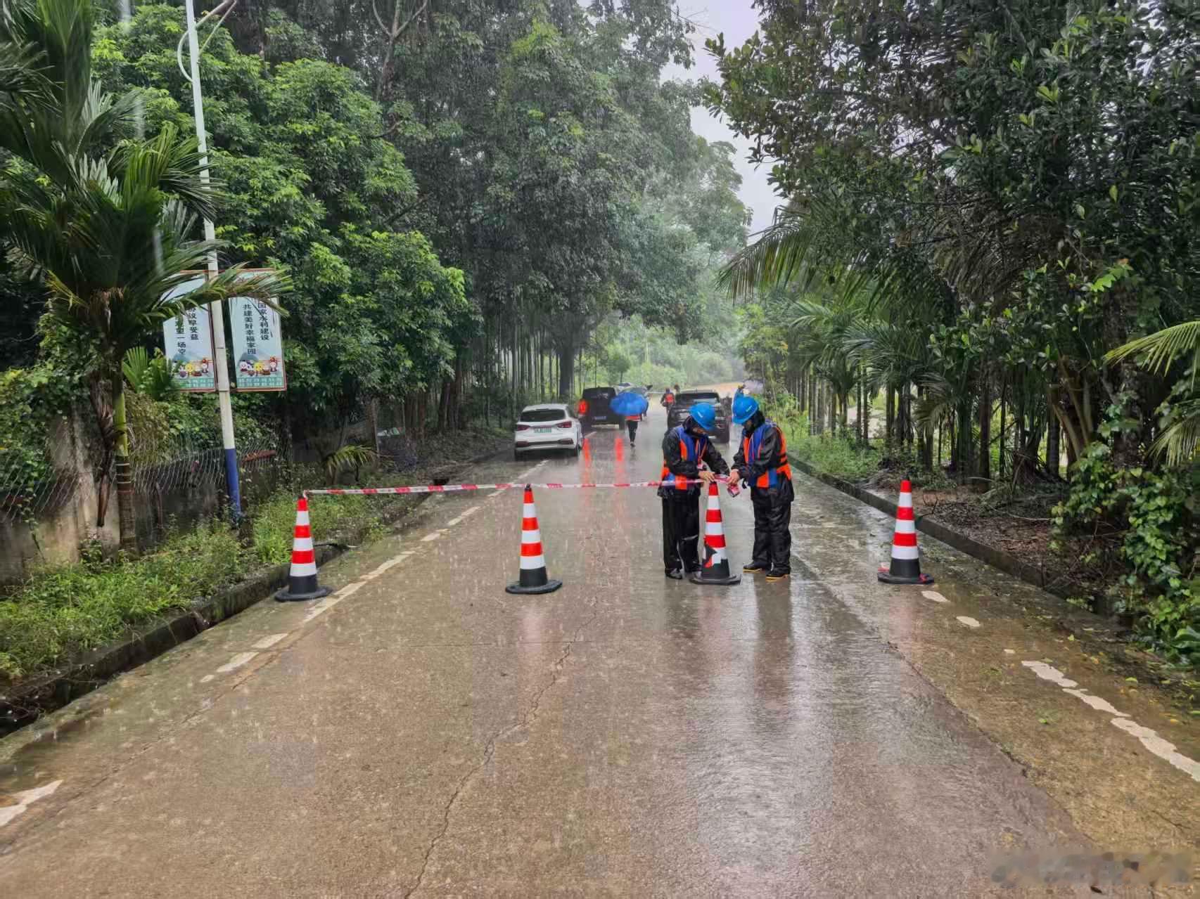 【风雨逆行 抢险护民】近日，受持续强降雨影响，#海南#五指山毛道乡河水暴涨，道路积水、边坡塌方，部分群众受困。中交路建瑞通建工五指山区域党支部积极响应当地政府号召，迅速抽调10余名骨干人员，携带1台挖掘机、1艘冲锋艇、20余件雨衣和20余件救生衣赶赴现场，协助地方开展交通疏导和现场警戒工作 ​