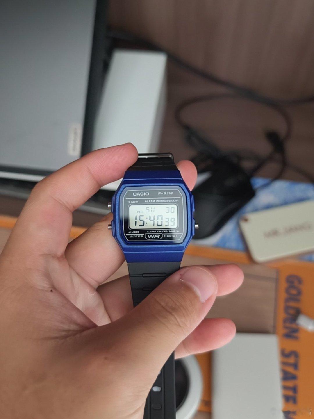 我把apple watch ultra 和oppo watch X都卖掉了，换回去 f91w 。

少了很多焦虑，什么电池健康，贬值，怕磕坏，刮花等等全部消失。

年纪慢慢变大，在不停做减法。“减掉很多用不到的东西”，很多时候都是被宣传影响冲动消费了。 ​