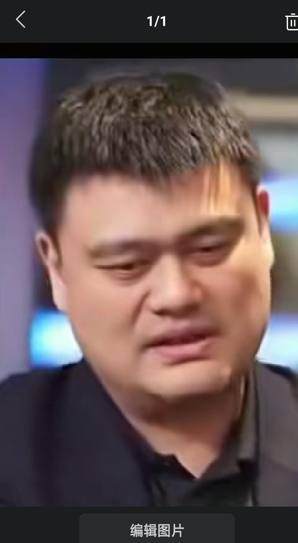 中国男篮连续两届无缘奥运会，姚明终于说出了很多人不敢公开聊的大实话。
当年能在世界赛场跟欧美强队死磕，很大程度上是因为背后站着一支作风硬到骨子里的队伍。
八一男篮彻底离开联赛这么多年，国家队的骨气和硬度，肉眼可见地散了。
以前国家队集训，大名单扒拉出一半都是军旅铁军。王治郅、刘玉栋、李楠、张劲