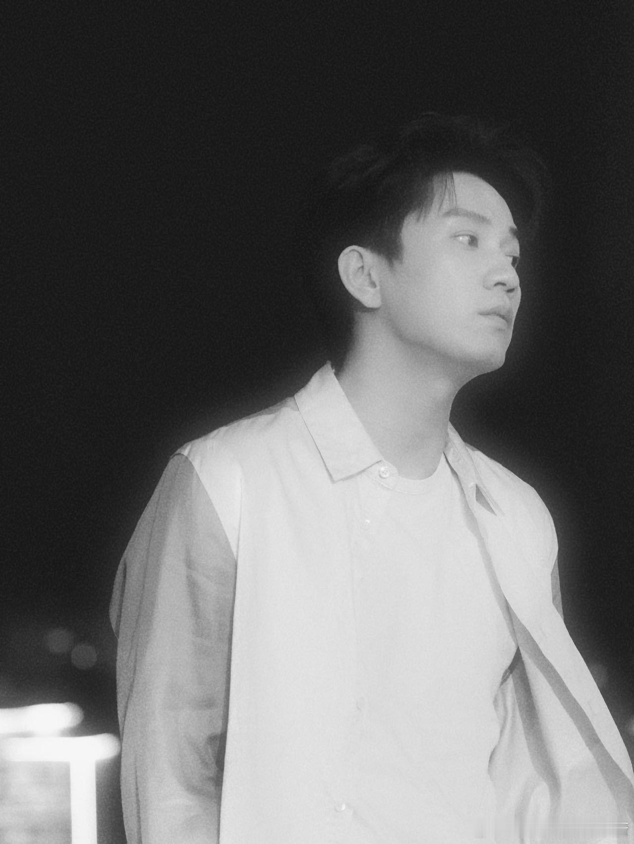 #王子奇95生差异赛道# 所有人目光向我聚集，王子奇也是闯进差异赛道了！每个角色都是全新又不同的。刑侦、都市、现偶、探案、悬疑、权谋，每个题材都能捕捉到他的身影，从霸总到学生，从古装到都市，每一个鲜活的角色背后都是他细心打磨演技的最好证明，新剧《生逢其时》里的曹信更是反差感拉满，期待 ​