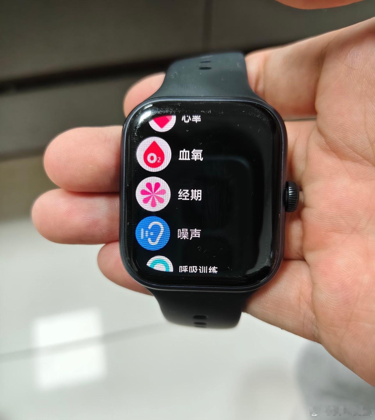 #AI眼镜和AI手表谁更实用#看完鸿蒙新款AI手表发布会，我最大感受就是，AI手表终于找准了属于自己的定位。

它没有盲目跟风去做花哨的投影功能，而是沉下心深耕健康赛道，依靠AI拆解运动数据，捕捉睡眠、压力等身体信号，把抽象的监测数值转化成通俗易懂的提醒，这种价值是普通人实实在在可以摸到的。反 ​