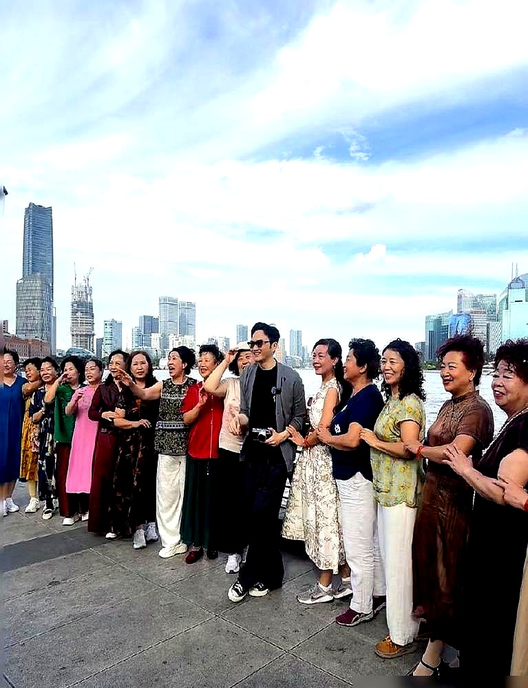 袁咏仪在镜头前直接掀了张智霖的老底，说他那一头浓密头发全是假的，妆一卸发际线退到头顶，眼袋耷拉到嘴角
 

可一到聚光灯下，假发片一扣，厚粉往脸上一盖，转头又是人人追捧的“不老男神”
 

台下的普通人对着镜子，为几根白发和掉落的发丝焦虑得整夜失眠，台上的明星靠着流水线包装，轻轻松松就把这套焦虑卖回