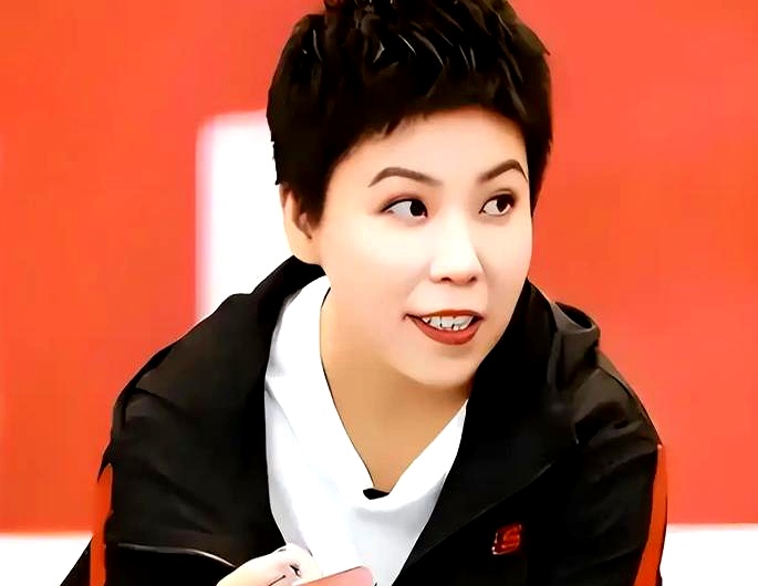 国乒女队到底能不能戴首饰做美甲，邓亚萍的一番话可以说是揭开了竞技体育最残酷的真相
 

爱美确实是女孩的天性，但赛场不是秀场，分心就意味着输球
 

看看孙颖莎和王曼昱，身上干干净净，除了保平安的玉佩，连美甲都不做
 

孙颖莎当年甚至为了专心训练，直接把长发剪短了，很多人可能不知道，长发时期的莎莎
