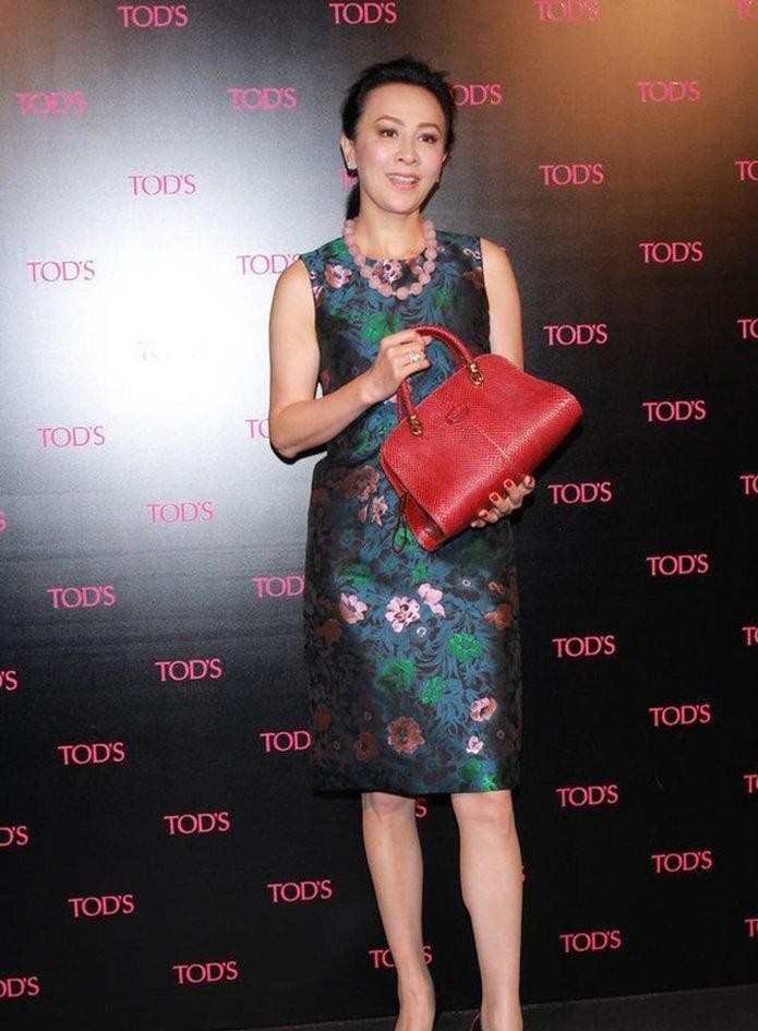 真正厉害的松弛感，根本不需要华丽的高定和满脖子的珠宝来壮胆。
活动现场镜头一扫，满身奢牌、端着大女主架子的刘嘉玲，硬生生被旁边一身素净长裙的谢婷婷比了下去。
倒不是说大姐大气场不够强，而是那种时刻要稳住台面的紧绷感，高清镜头下一览无余。
反观退圈好些年的谢婷婷，脸上没有半点用力过猛的僵硬，皮肤