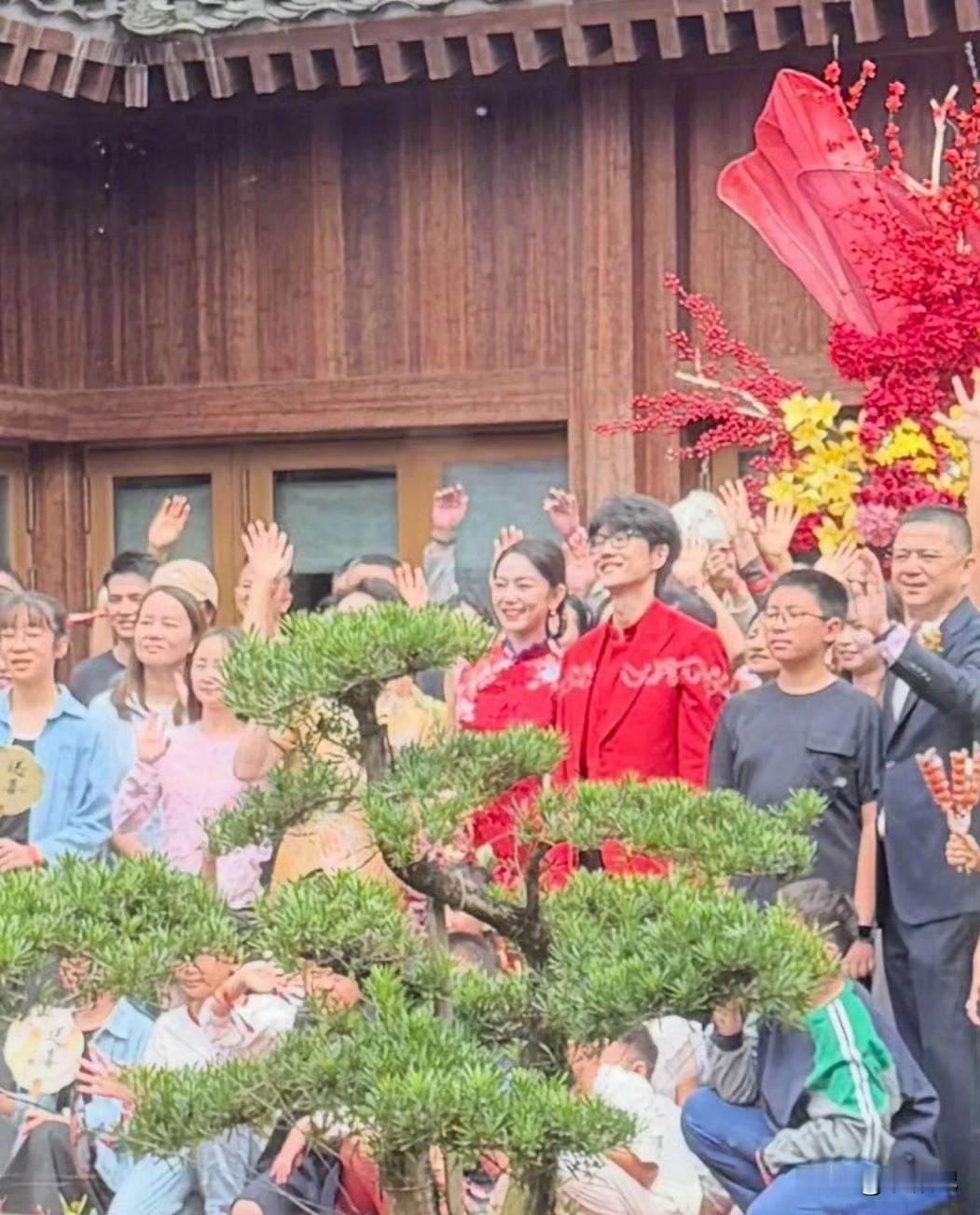 许嵩40岁官宣娶了小14岁的冯禧，粉丝大面积脱粉。很多人想不通，他一个唱了十几年青春的才子，为什么偏偏选了一个被扒出师生恋黑历史的姑娘？
 
其实答案很简单：他要的从来不是完美人设，而是一个能安安静静陪在身边的人。冯禧是他粉丝出身，懂他的歌、懂他的内敛，这份踏实比什么都重要。至于脱粉的人，本来喜欢的
