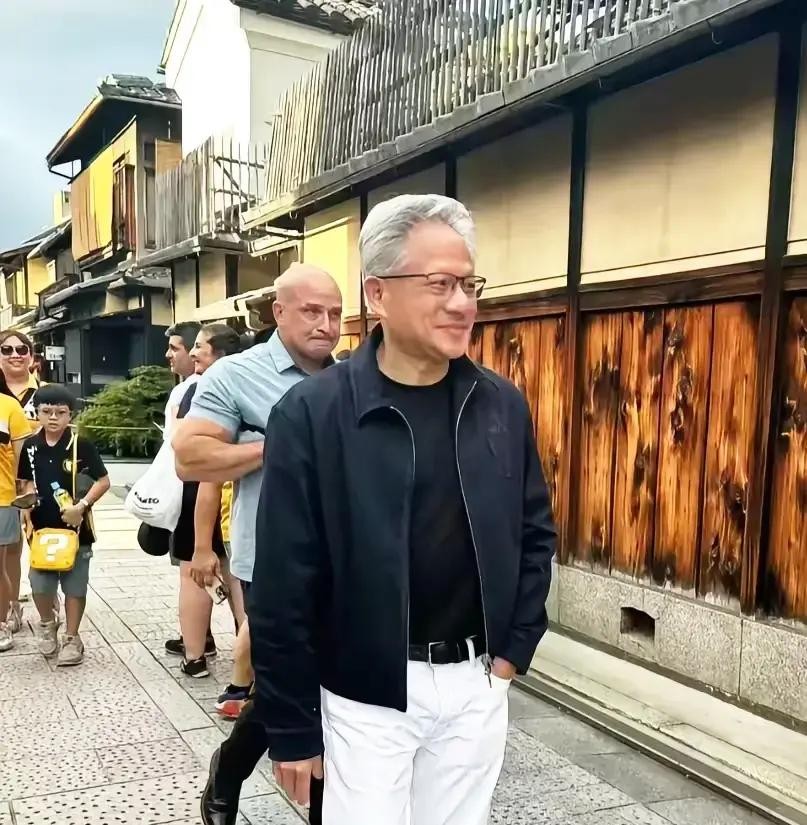 黄仁勋穿了20年皮衣，全网吹他打造“AI教父”人设，他自己讲实话：是老婆买的，他不喜欢，但不敢不穿。

当年全网怎么吹的。网友说他是“皮衣战神”，皮衣就是他的战袍。苏富比拍卖行说这件皮衣跟AI时代深度绑定，一件破夹克拍出650万。别人夏天穿短袖，他裹着皮衣，网友还编段子说他靠皮衣隔热，刀枪不入。