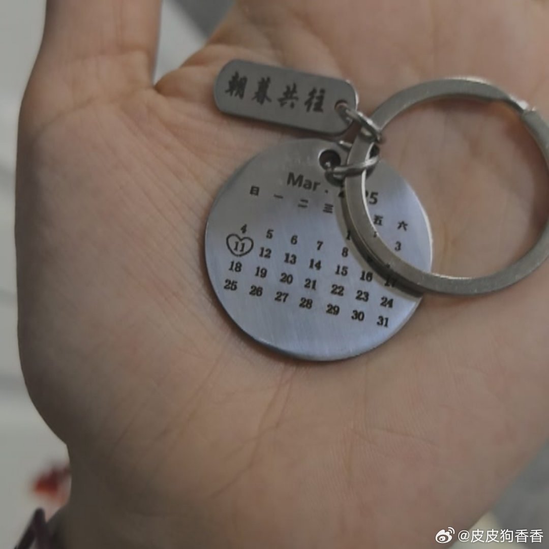 我很喜欢这个花
我说你的审美提高了不少
昨天只用大疆拍下来了
晚上咱俩躺在一起说
怎么感觉今年发朋友圈的少了
我想了想说
咱朋友圈同龄人也长大了
一起做了红烧肉
吃了烤羊排
我说今天不吃蛋糕了
你去楼下买娃娃菜的时候
还给我带了爱吃的葡萄
你不爱吃小咸菜
说感觉这个很好吃
你爱吃
我很喜欢简单 ​