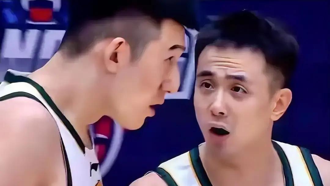 赵继伟和付豪居然被按在板凳上打替补，辽篮这手操作一开始把不少人都整懵了。
堂堂顶薪国手去带二阵？很多人第一反应是教练乌戈是不是把牌打乱了。
但仔细看这两场球，这哪里是人员降级，分明是一套极其狡猾的田忌赛马。
过去辽宁最让人提心吊胆的是什么？主力在场上死拼拉开十几分，刚换替补下去喘两口，比分眨眼