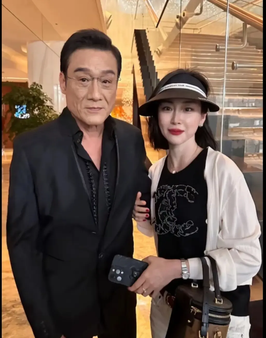 梁家辉给天下男人上了一课：

娶老婆可以娶相貌平平的，

这里说的“爱攀比”，不是在说一个人不能追求更好的生活，而是把别人的日子变成家里的尺子，天天拿来要求伴侣。

朋友圈里别人换了大房子，回家就问“你看人家”；同事老公送了项链，饭桌上就开始冷脸；孩子报了贵的班，家里收入明明撑不住，也非要咬牙跟上，