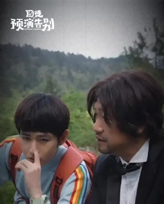 绯闻闹得满城风雨，当事人一言不发，转头新剧直接大张旗鼓开播了

前阵子包贝尔被拍到大半夜跟红发女子聚餐吃火锅，两人在酒店待了整整七个多小时，网友跑去评论区问一句还直接被拉黑，这事闹得全网沸沸扬扬，大家都在蹲一个交代

要是换成别的艺人，早就急着发声明、贴律师函自证清白了

包贝尔倒好，任凭外面吵翻天
