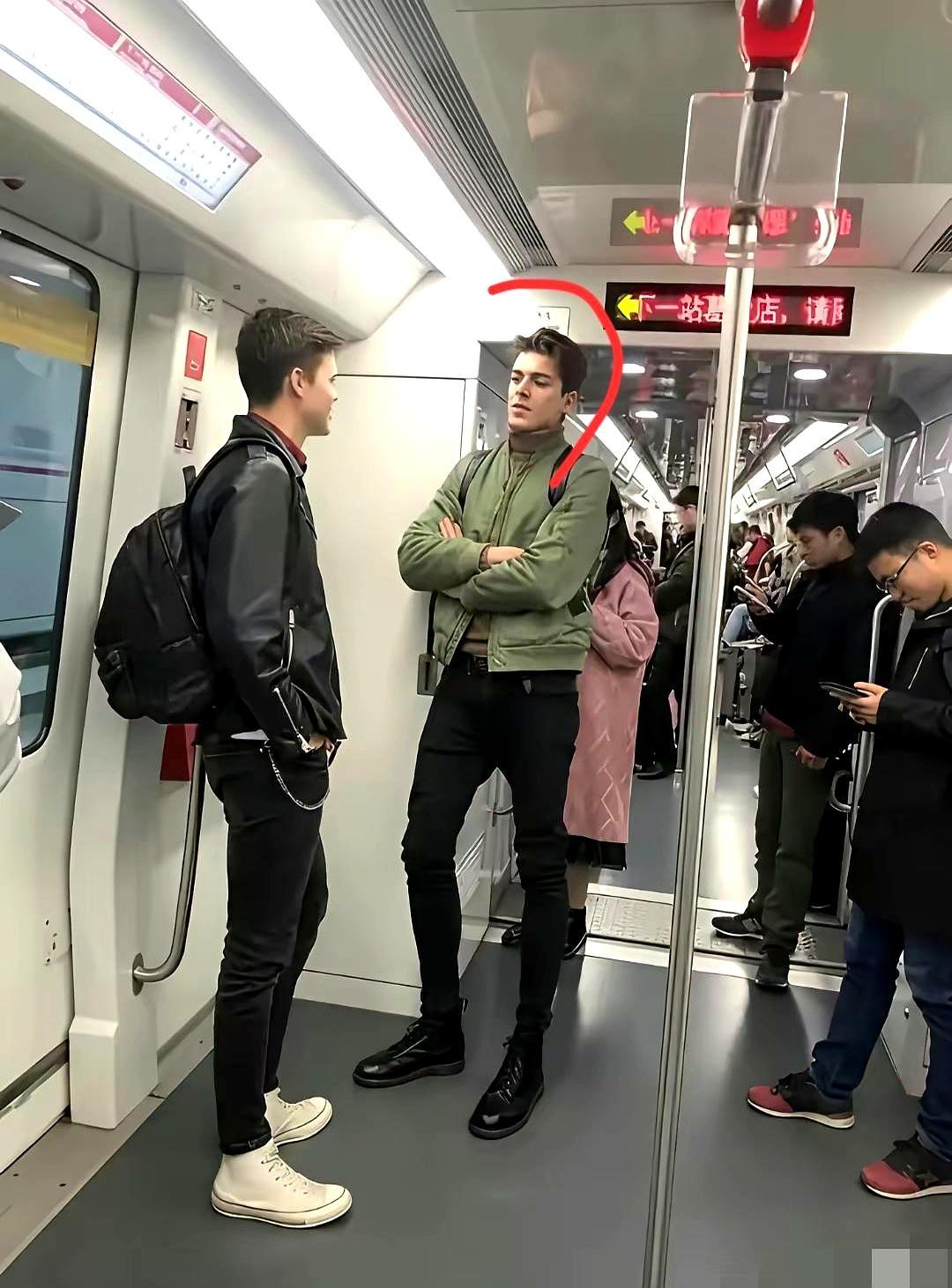 地铁早高峰，简直是人类迷惑行为大赏！ 今早挤在车厢里，眼前那几个男人的...