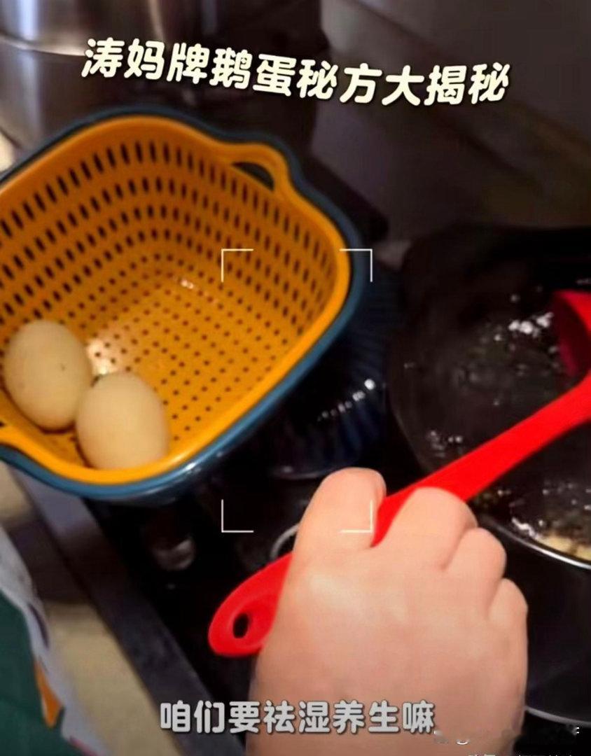 没办婚礼没生娃，沈梦辰一下飞机，就被杜家母子的操作砸晕了。
拉开车门，保温杯里泡着滚烫的枸杞红枣茶，副驾堆满零食，杜海涛探着身子递过去。
推开家门，桌上端端正正摆着一碗紫苏鹅蛋。这是婆婆天没亮爬起来，守着灶台熬了几个小时专门给她祛湿的。
全网天天盯着这俩人办没办仪式，肚皮有没有动静 ​