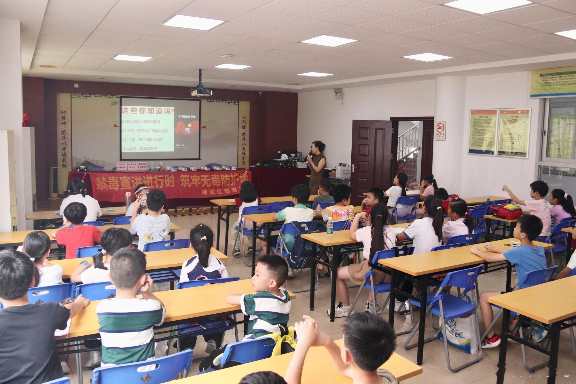 南浦社区暑期夏令营温情开营 禁毒护航少年健康成长  7月14日，为筑牢...